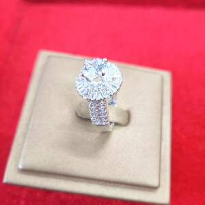 Nhẫn Kim Cương Halo Tròn Luxury – Đai Baguette Lấp Lánh