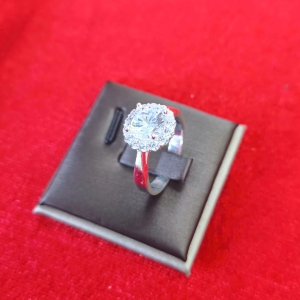 Nhẫn Kim Cương Tròn Viền Halo Cổ Điển – Phong Cách Thanh Lịch