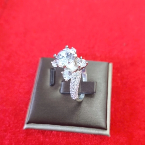 Nhẫn Kim Cương Ba Viên (Three-Stone) – Biểu Tượng Vĩnh Cửu