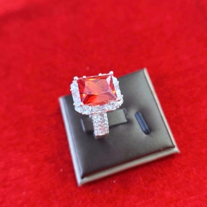 Nhẫn Đá Màu Đỏ Emerald Cut – Thiết Kế Hoàng Gia Đẳng Cấp